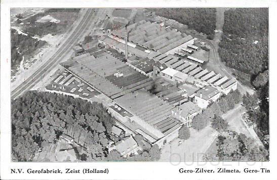 Bedrijven in Zeist0022, Gerofabriek 1. 1938.jpg - De N.V. Gero fabriek werd in 1912 opgericht met het doel messen, lepels, vorken en aanverwante artikelen te fabriceren in een ander metaal dan zilver en in typisch Nederlandse modellen. De Gerofabriek is in de loop der jaren uitgegroeid tot een vooraanstaande leverancier van bestek en pannen. In 1986 is Gero samengegaan met Van Kempen en Begeer. Opname: 1938.